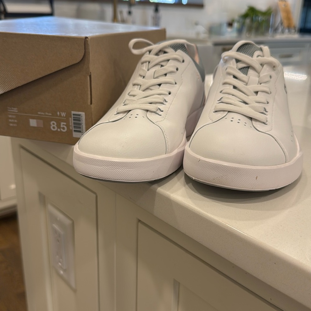 Never worn. Fitterer ON sneakers